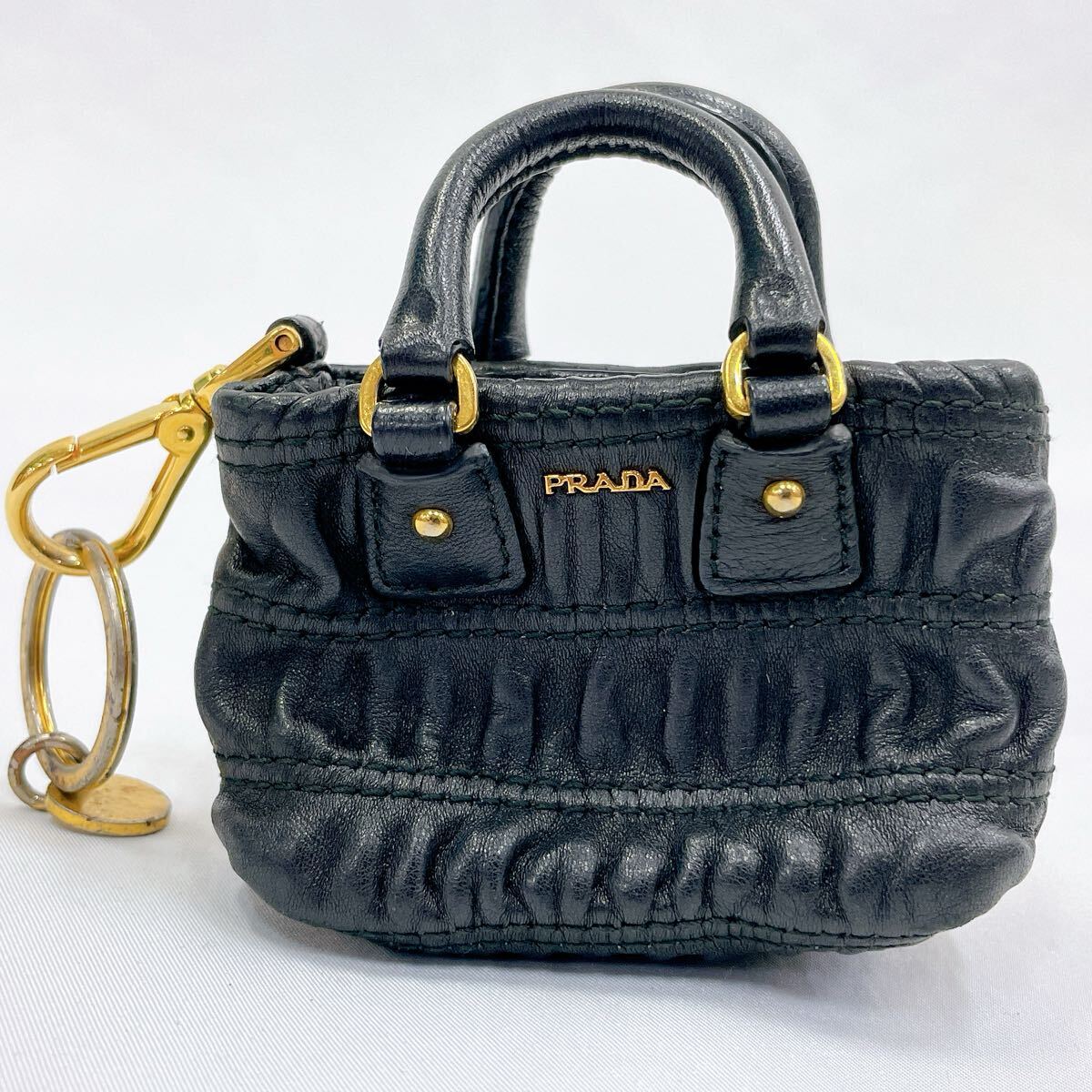 06007 PRADA プラダ ハンドバッグ ミニバッグ バッグ型キーホルダー ゴールド金具 ブラック レザー 黒 縦6cm 横9cm マチ3.5cm拍卖