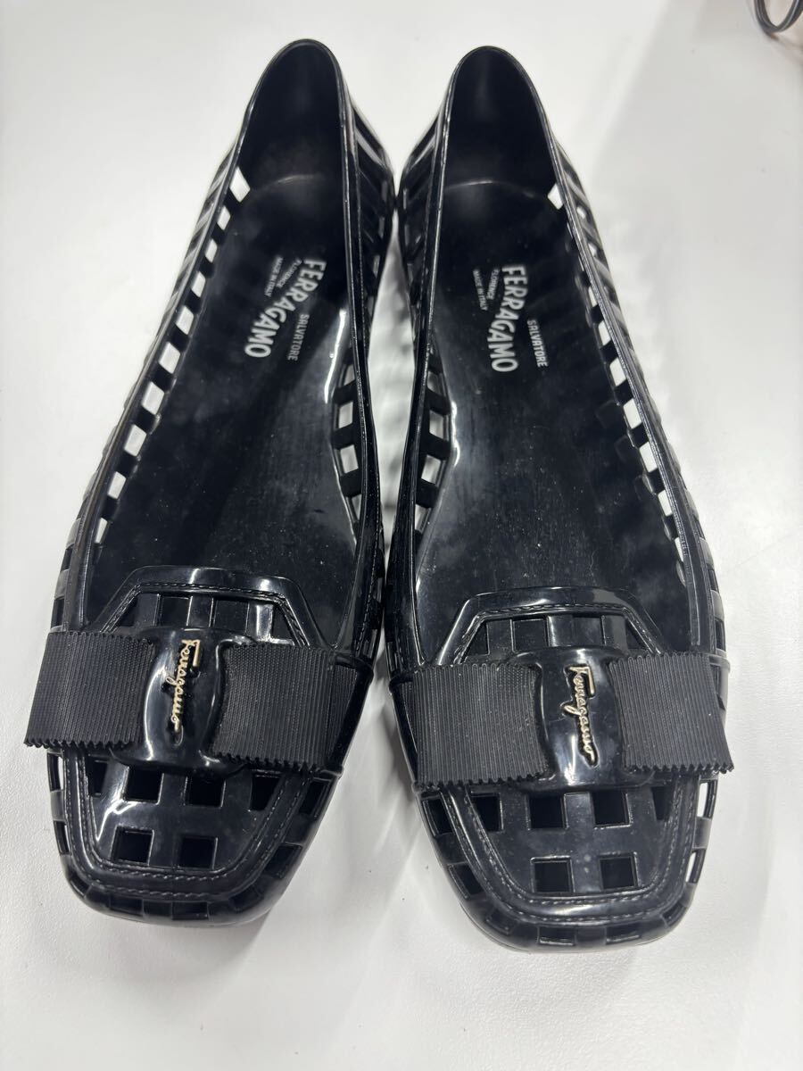 Salvatore Ferragamo フェラガモ ヴァラリボン ラバーシューズ ジェリー フラットパンプス 黒 レディース拍卖