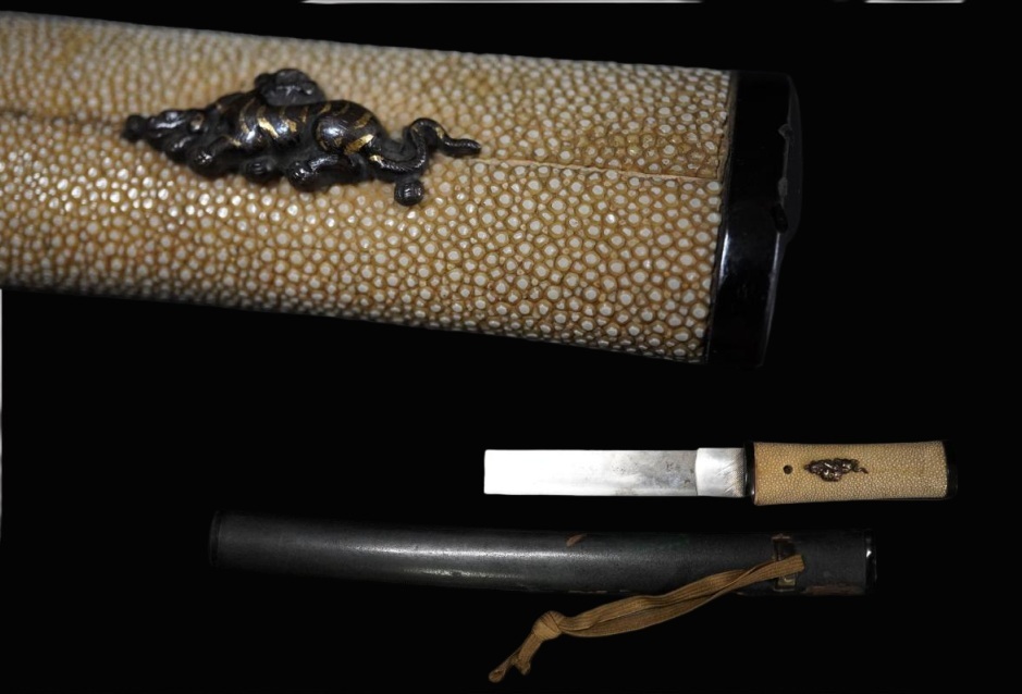 D6196-1 刀拵え 鮫皮柄 赤銅象嵌獅子目貫 銀被せ巾木 残欠刀(合法)13.3cm付拍卖