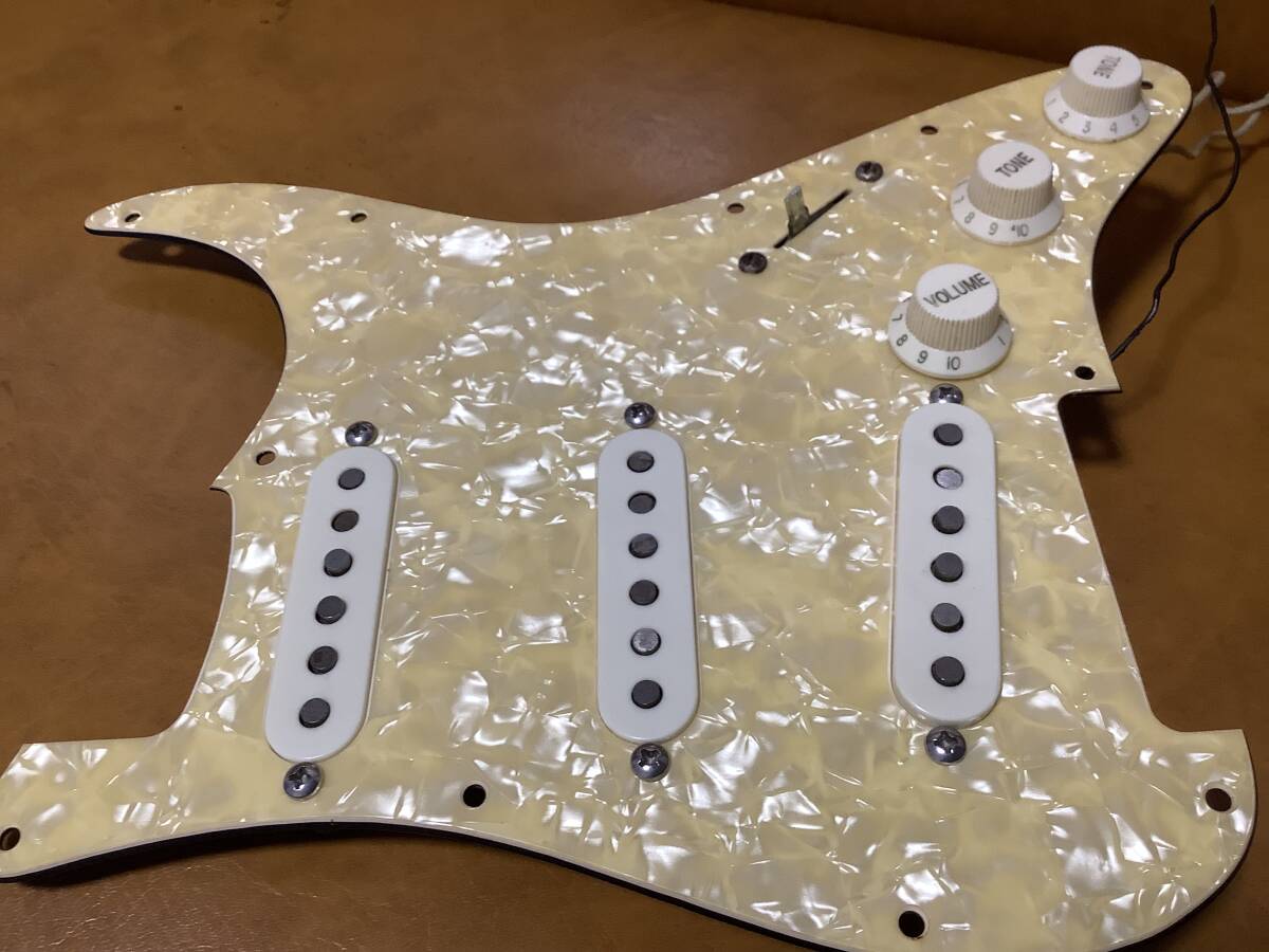 fender USA ストラトアメリカンヴィンテージ用ピックアップ パーロイド柄ピックガード 配線済みジャック付き拍卖