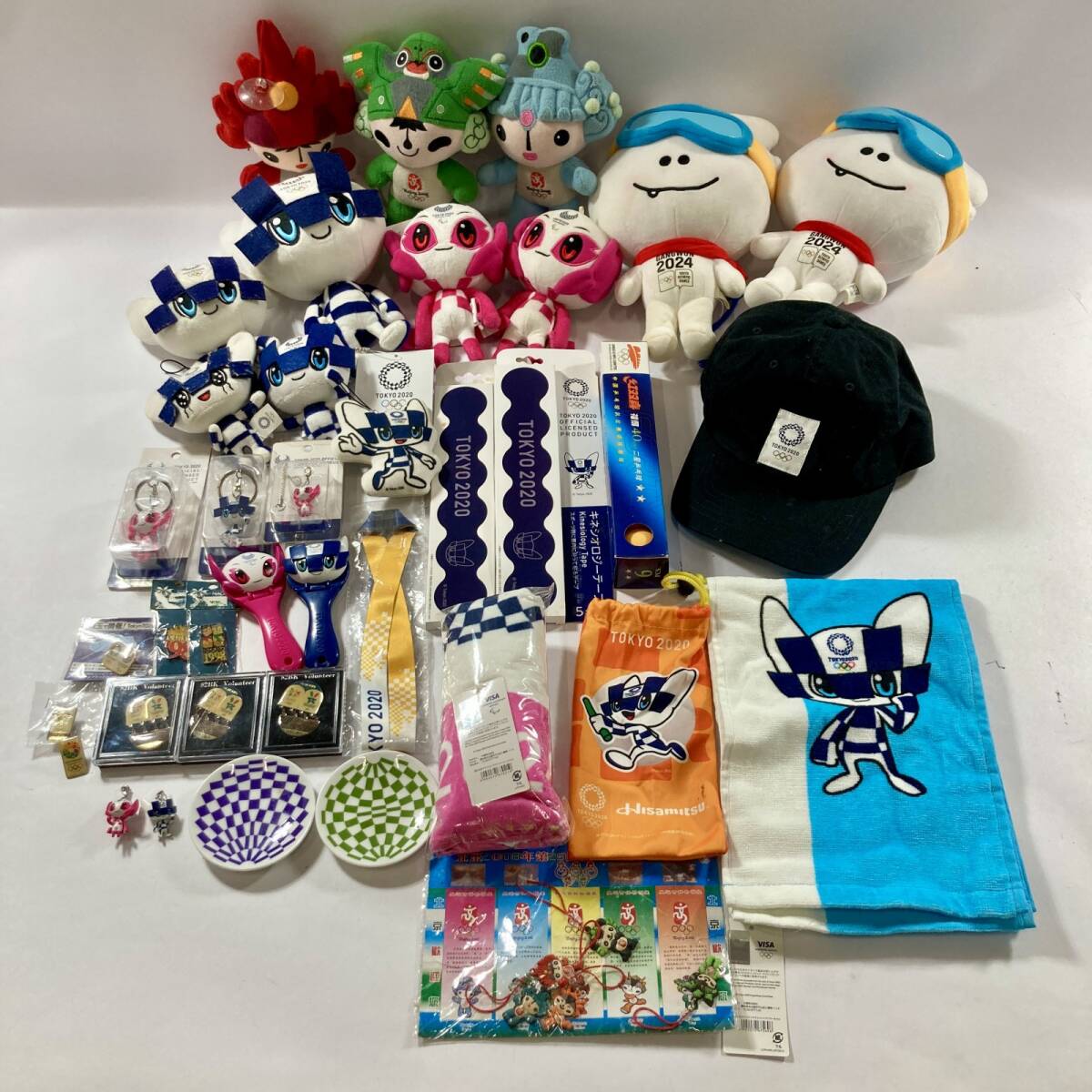 ★ 東京オリンピック関連 グッズ まとめ商品 マスコット ピンバッジ キャップ タオル 巾着 等 ソメイティ ミライトワ 記念品 現状品 1.75kg拍卖