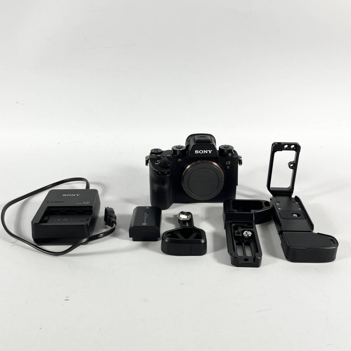 ☆ SONY α9 ILCE-9 ボディ フルサイズ ミラーレス 一眼 カメラ ソニー アルファ9 縦位置 グリップ バッテリー 充電器 ジャンク品拍卖