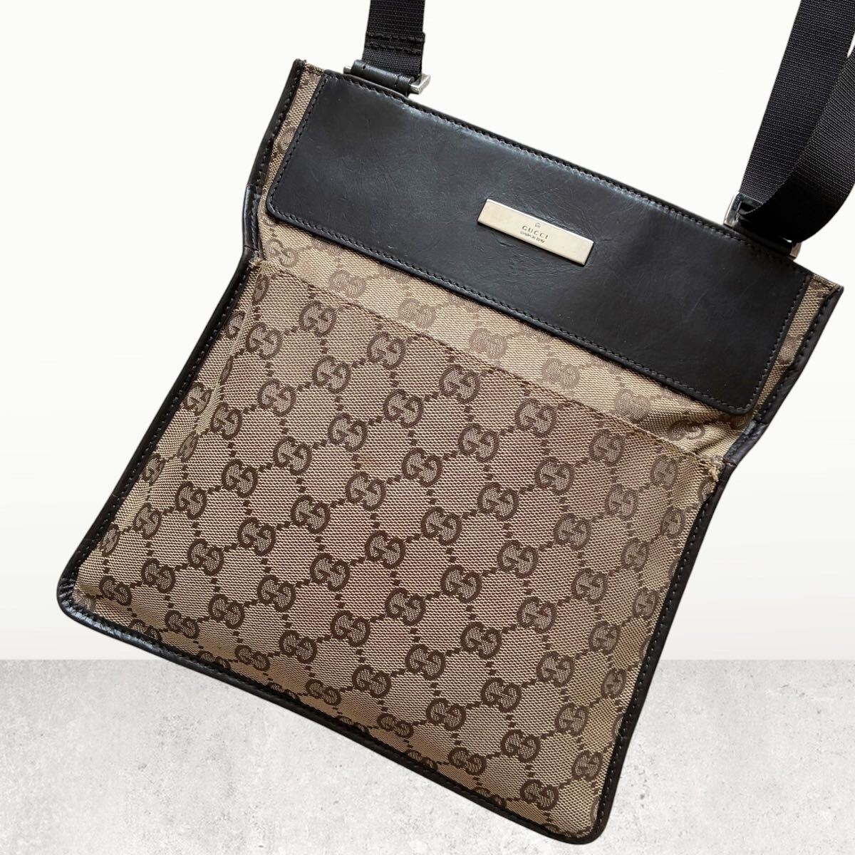 GUCCI グッチ メンズ GGキャンバス ショルダーバッグ サコッシュ 斜め掛け クロスボディ 総柄 プレートロゴ レザー 本革 茶 ブラウン 拍卖