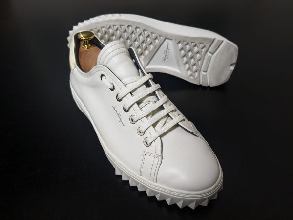 使用僅か フェラガモ 6M Ferragamo 最上位ライン トラメッザ ♯TZ50708 オフホワイト レザースニーカー 1999拍卖
