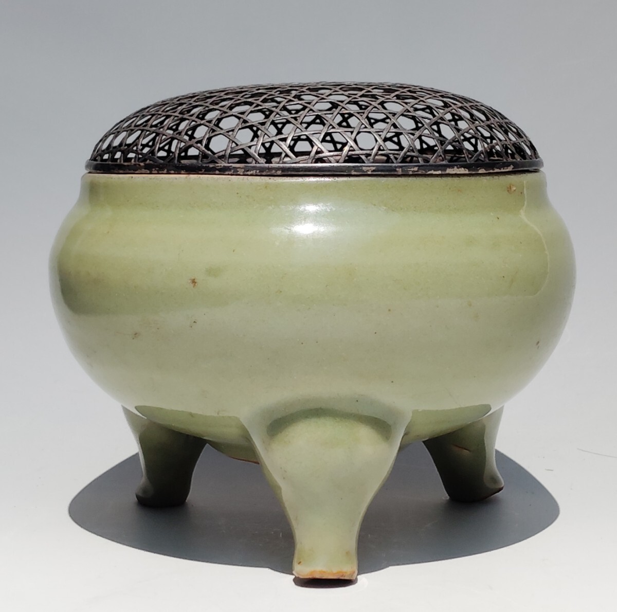 青磁 三足香炉 龍泉窯 明時代 火屋付84.15g 中国美術 香道具 唐物 時代物 C3-63拍卖