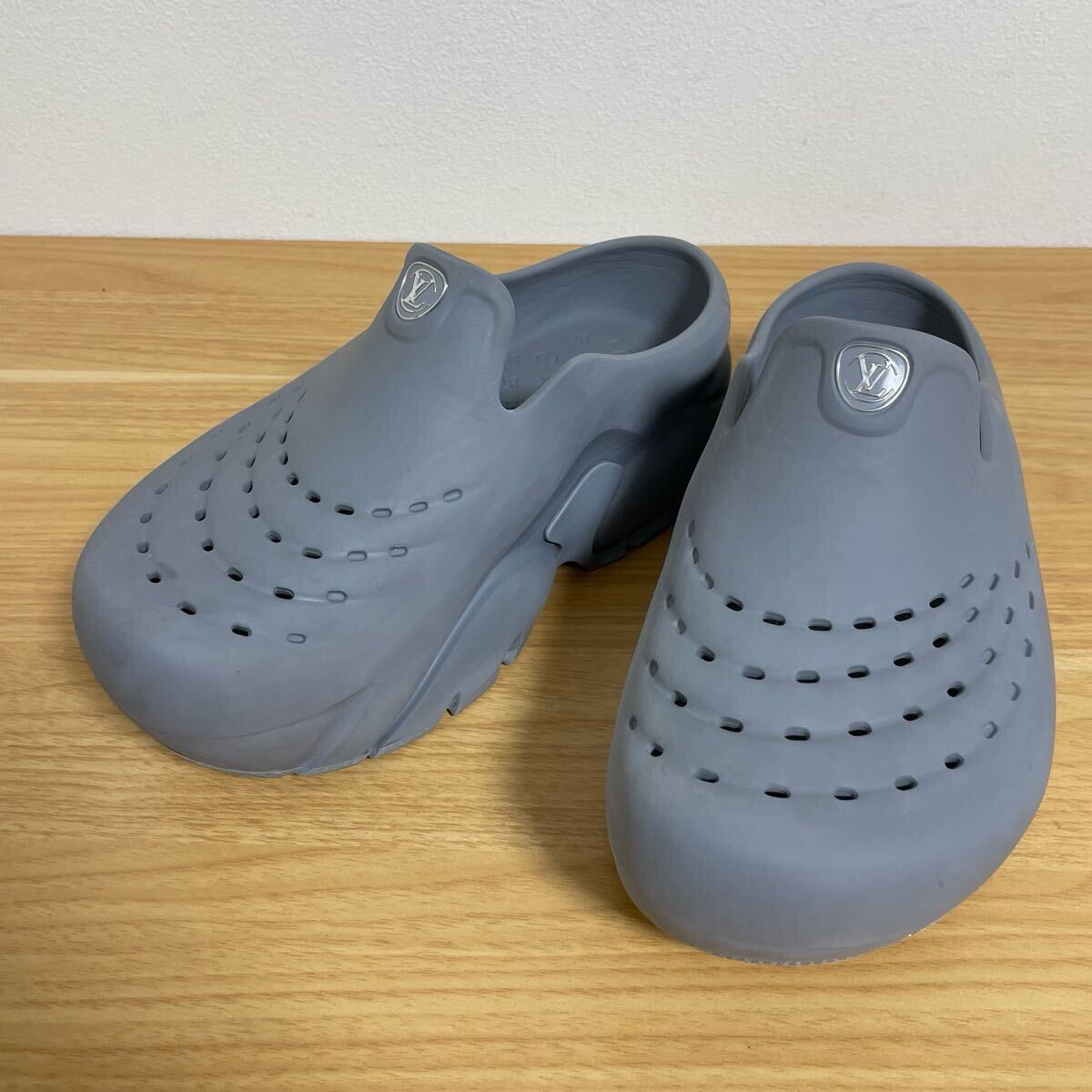 1円 美品 LOUIS VUITTON ルイヴィトン シャークライン LVロゴ サンダル ラバーサンダル スリッポン 厚底 グレー 7サイズ 18044拍卖