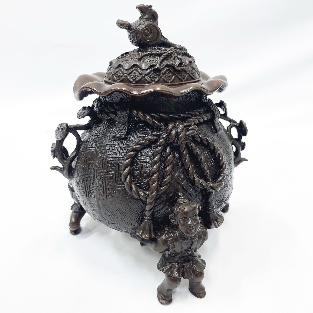 1110521 香炉 高岡銅器 元威作 蝋型鋳銅 唐子三足宝袋 重量感 金属工芸 香道具 約1844g 横約14cm 高さ約17cm拍卖
