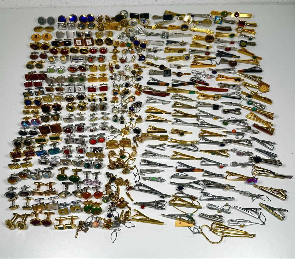 1円〜 ◆ メンズ アクセサリー 大量 おまとめ / タイピン カフス / SILVER刻印 べっ甲 メッキ 色石 その他 記念品【約2000g】拍卖