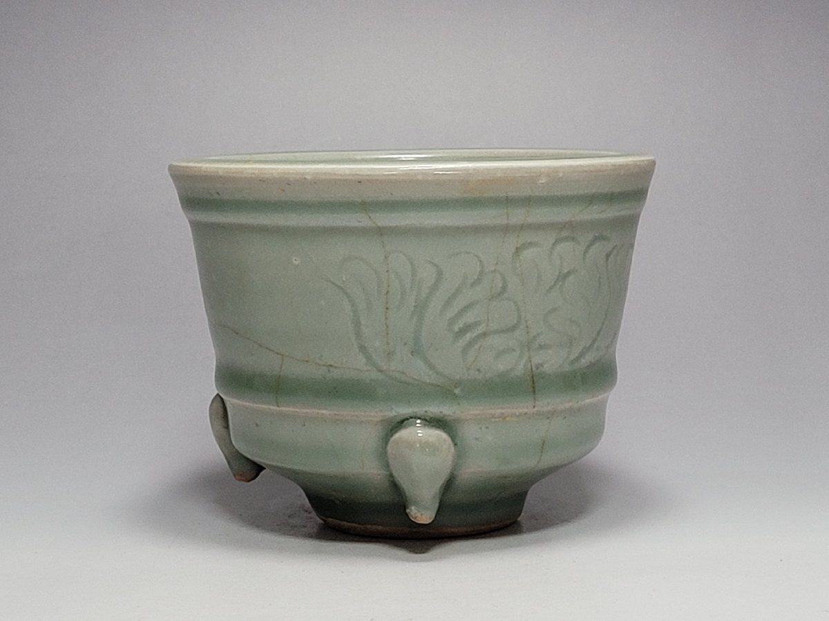 青磁 竹節型 陰刻花紋 三足香炉 時代唐物 幅約11cm / 宋元時代 薫香 香道具 仏具 茶道具 煎茶具 唐物 人間国宝 李朝 高麗 古董 古玩拍卖