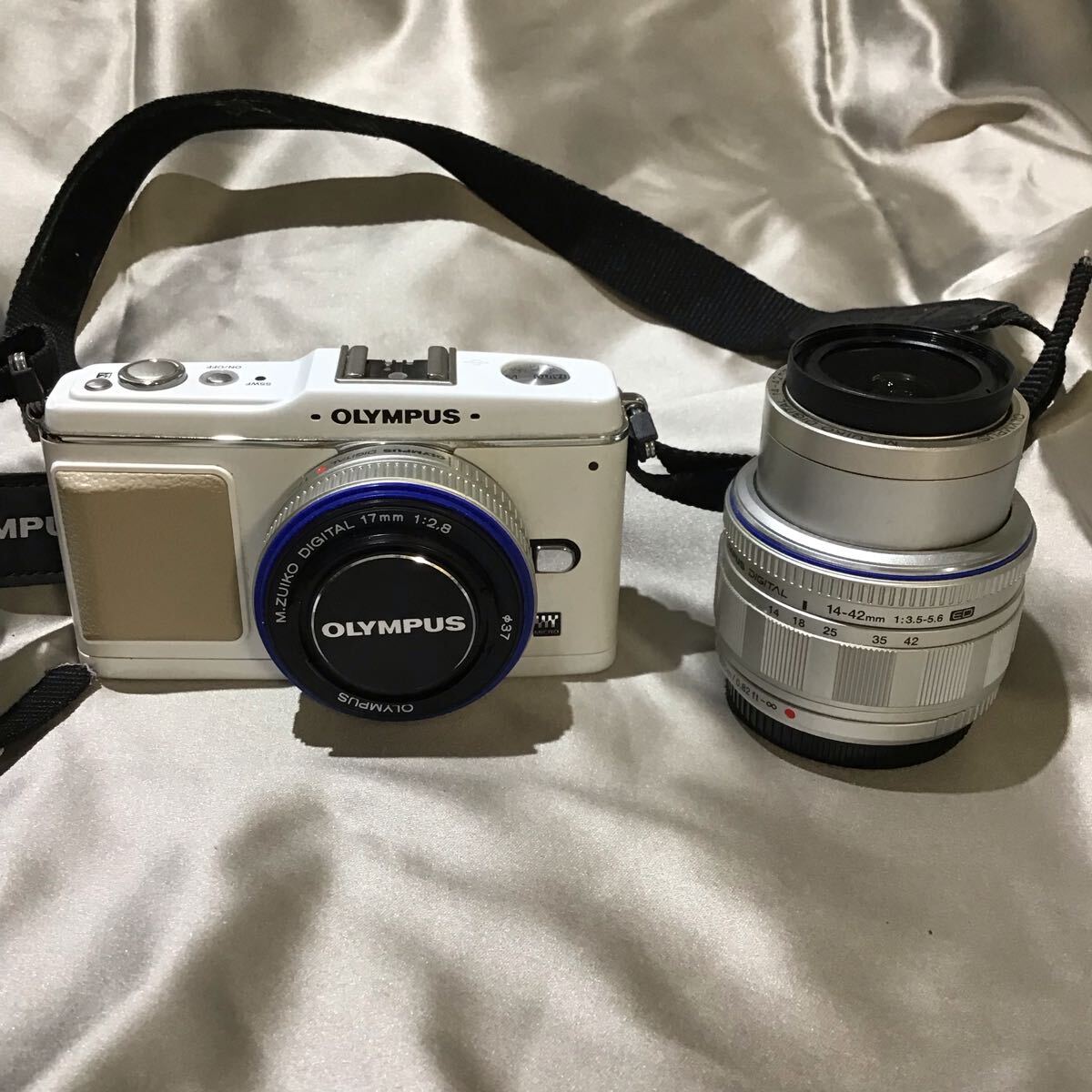 オリンパス OLYMPUS ミラーレス一眼 E-P1 ホワイト デジタルカメラ拍卖