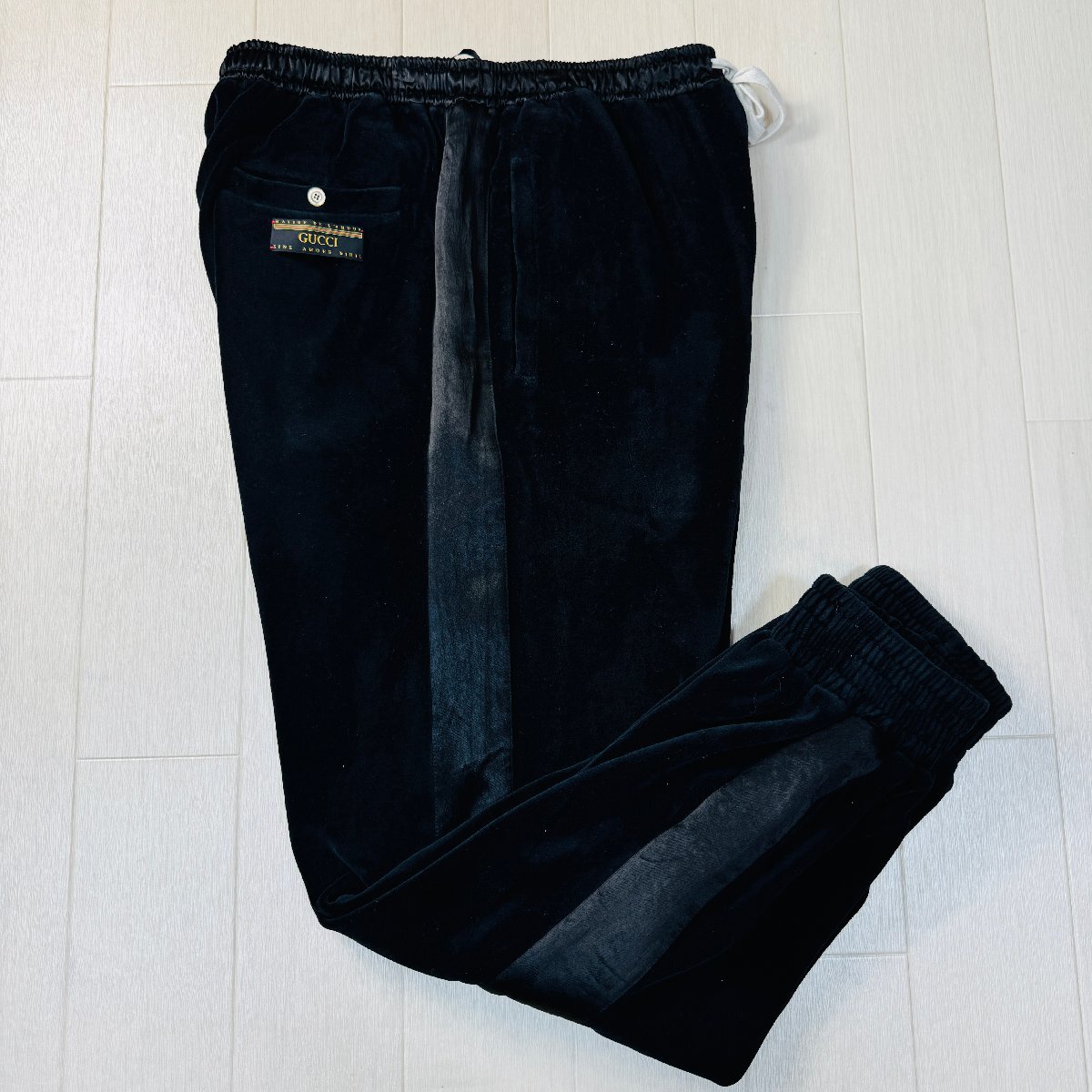 美品/L-XL相当●グッチ GUCCI 光沢起毛 ベロアパンツ ボトムス イージーパンツ ジョガーパンツ サイドライン ロゴラベル メンズ 黒拍卖
