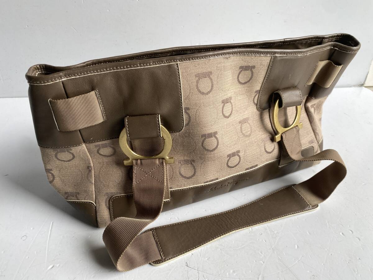 Ht343◆Salvatore Ferragamo サルヴァトーレ・フェラガモ◆ショルダーバッグ ガンチーニ ハンドバッグ EX-215375 イタリア製拍卖