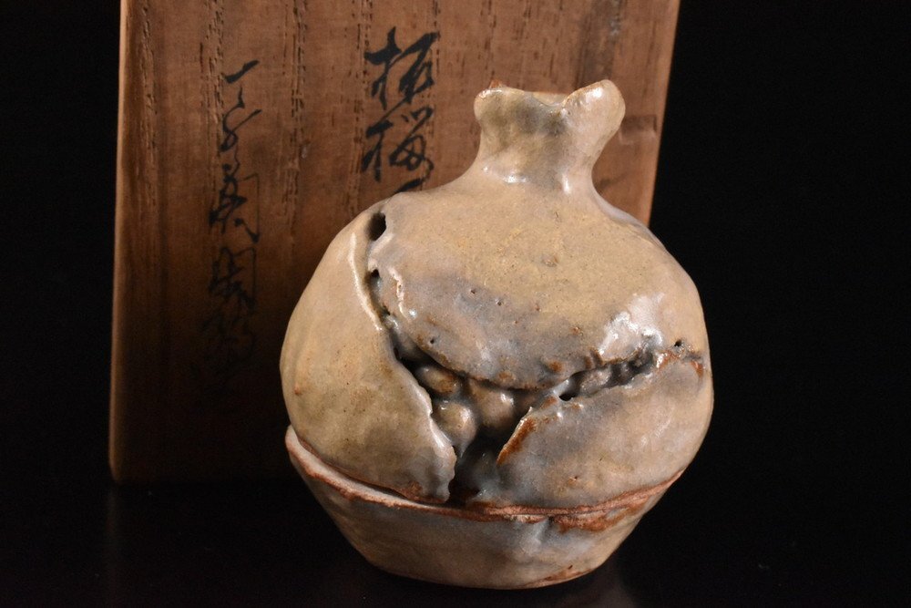 【雲】某コレクター買取品 萩焼 白釉柘榴形香合 在銘 共箱 古美術品(香道具茶道具) R8841拍卖