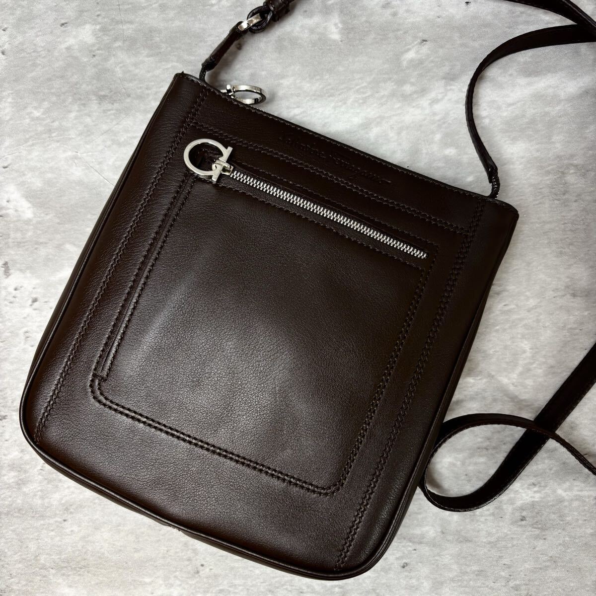 《現行近/未使用級》 Salvatore Ferragamo フェラガモ メンズ ショルダーバッグ 斜め掛け サコッシュ 紳士 ガンチーニ 型押し レザー 本革拍卖