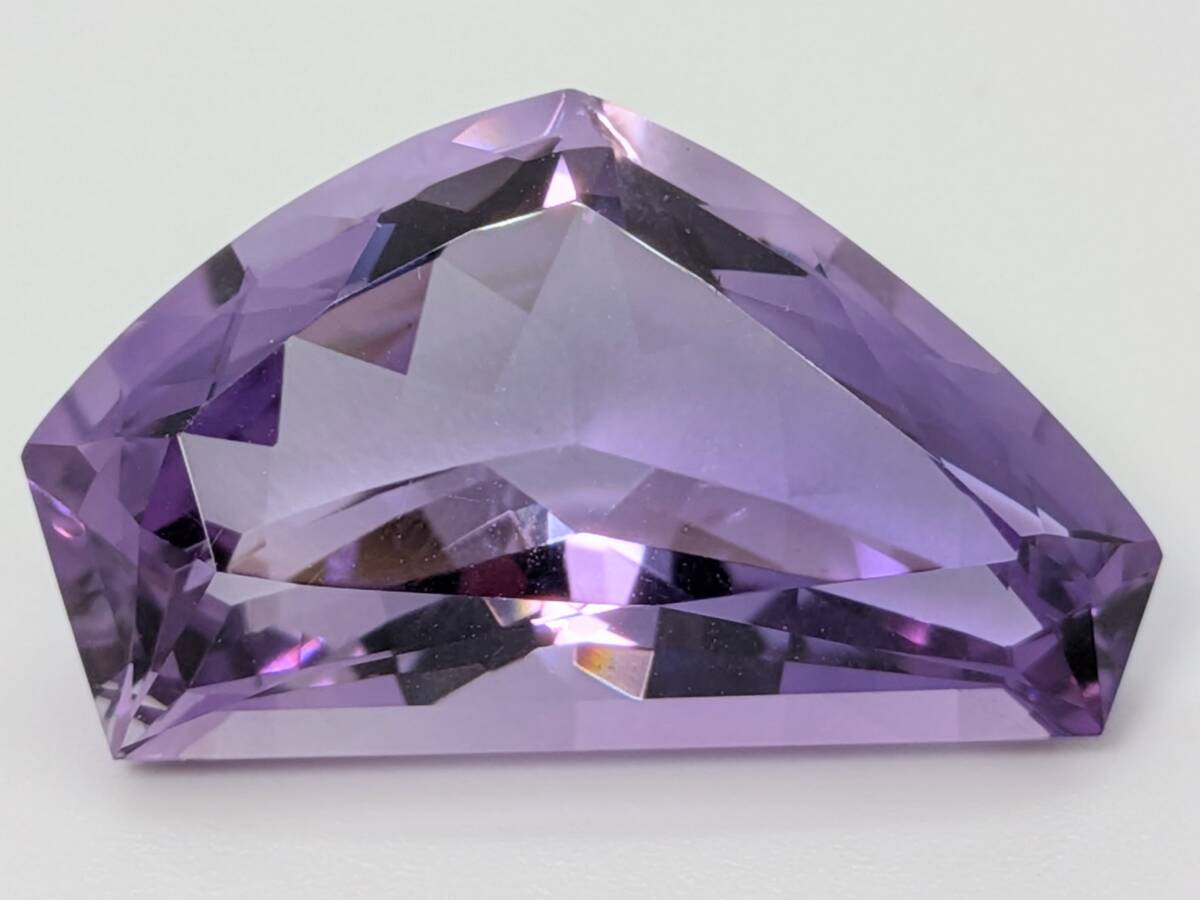 豪華☆ソーティング付★大粒 天然アメシスト 22.552ct ルース★サイズ約26.0×16.0×11.0mm★個性的なトップ 指輪等アクセサリー作成に拍卖
