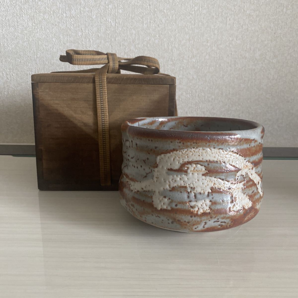 志野焼 茶碗 人間国宝 荒川豊蔵 茶道具 煎茶 箱 煎茶碗 抹茶碗 時代 骨董品 古美術品 作家 在銘 【620】拍卖