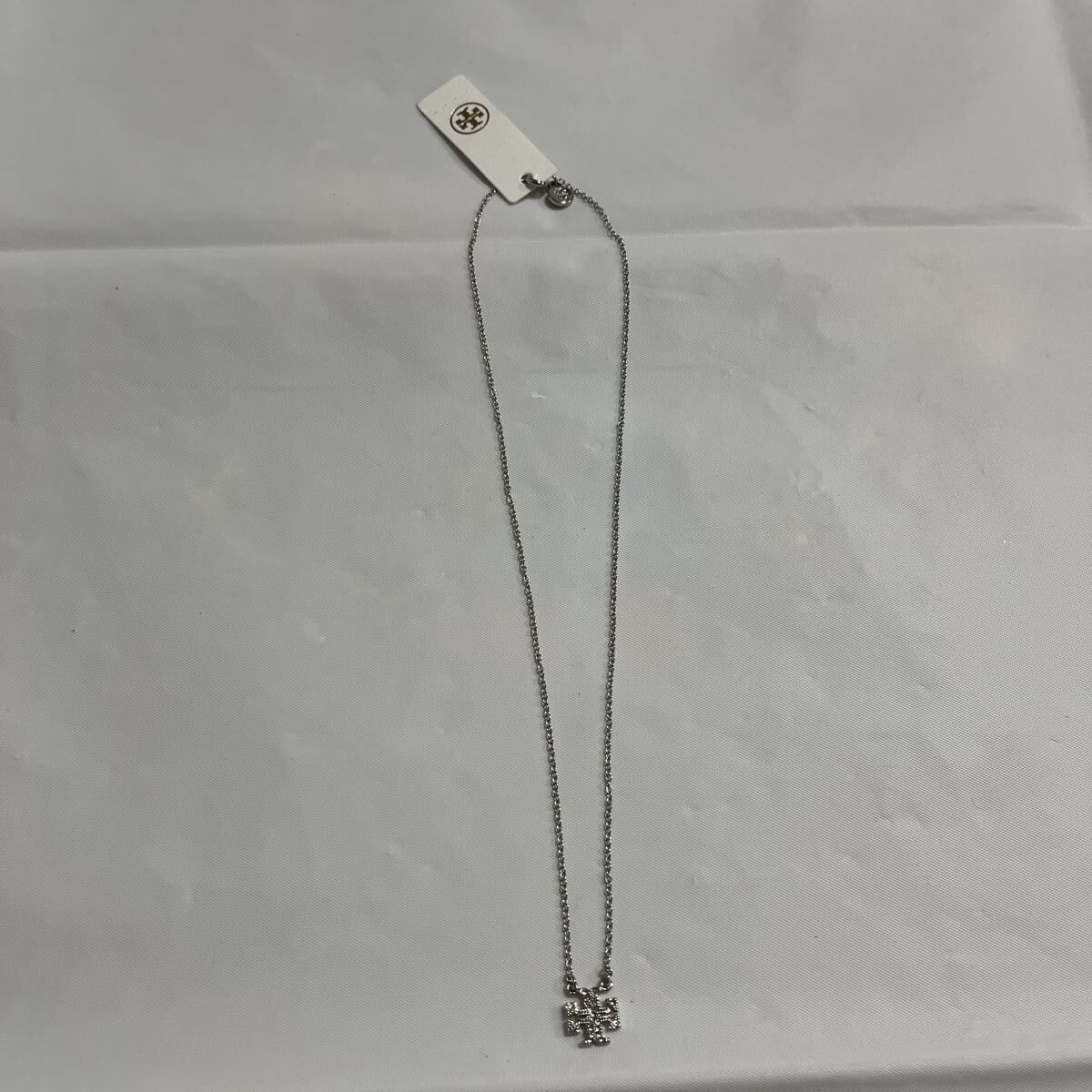 送料一律430円【極美品】TORY BURCH トリーバーチ ミラー パヴェ ラインストーン ネックレス ロゴデザイン シルバー タグ付き アクセサリー拍卖