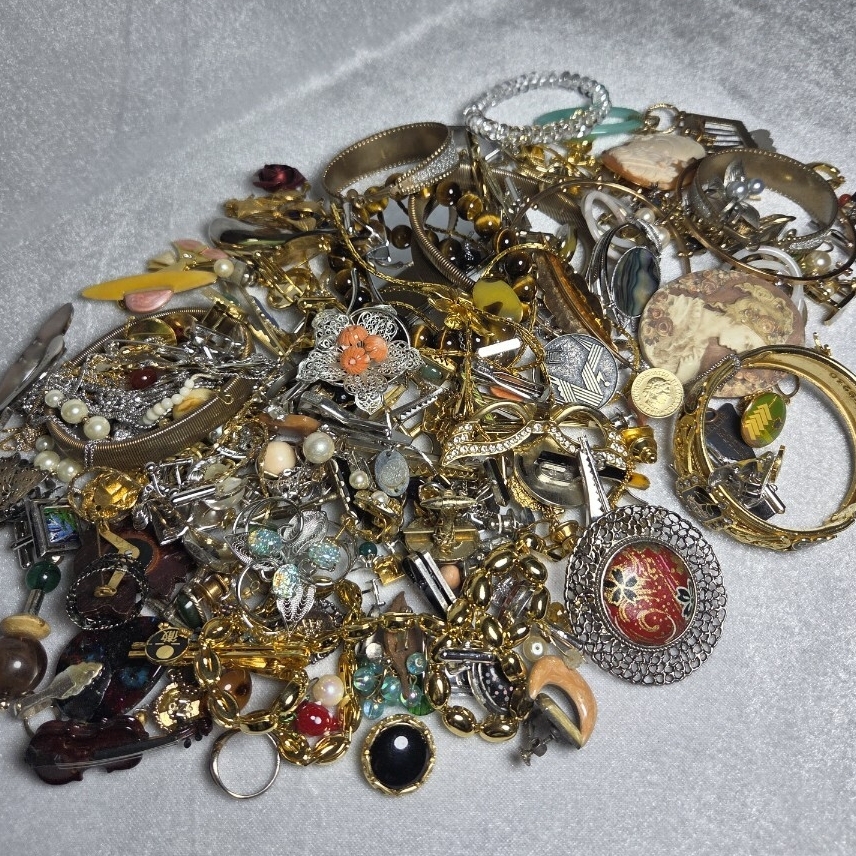遺品整理 1150g アクセサリーまとめ イミテーション ネックレス 指輪 ブローチ イヤリング メッキ 自宅整理品 大量まとめ売り 生前整理 1円拍卖
