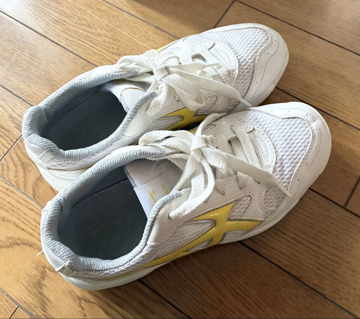 ミズノ 体育館シューズ 上履き 白 黄色 23.5cm MIZUNO GYMSTAR 上履き拍卖