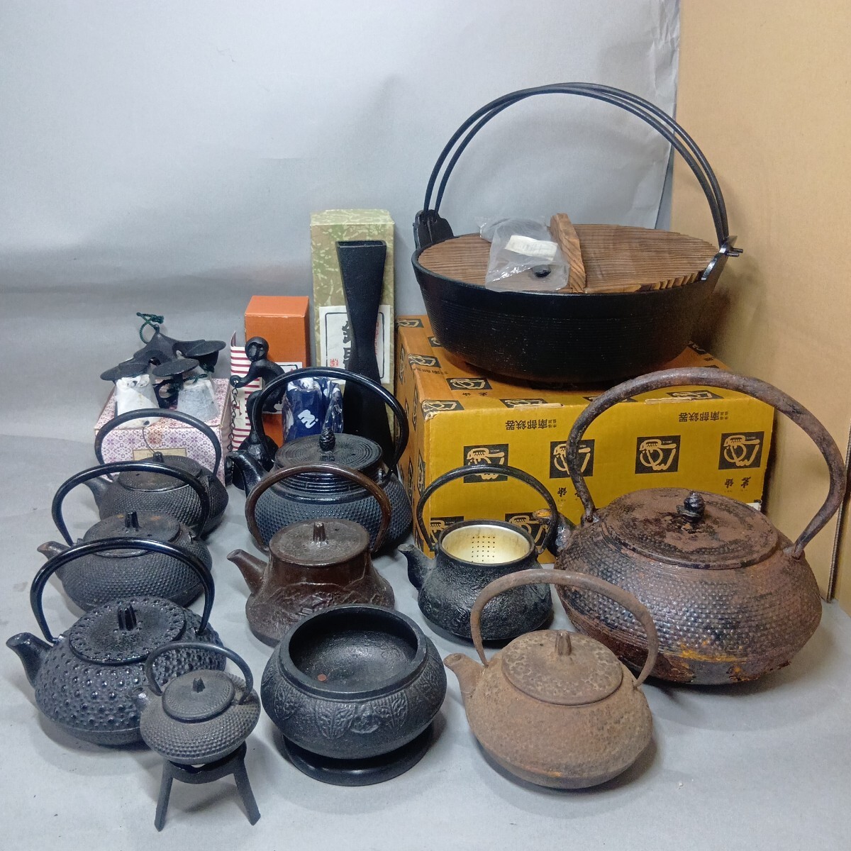 B3785南部鉄器 岩鋳 深鉄鍋 花器 四重奏 風鈴 猿蟹呼鈴 巾着 ミニ火鉢香炉五徳 文秀堂 急須 鉄瓶 置物 アンティーク まとめて16点 同梱不可拍卖