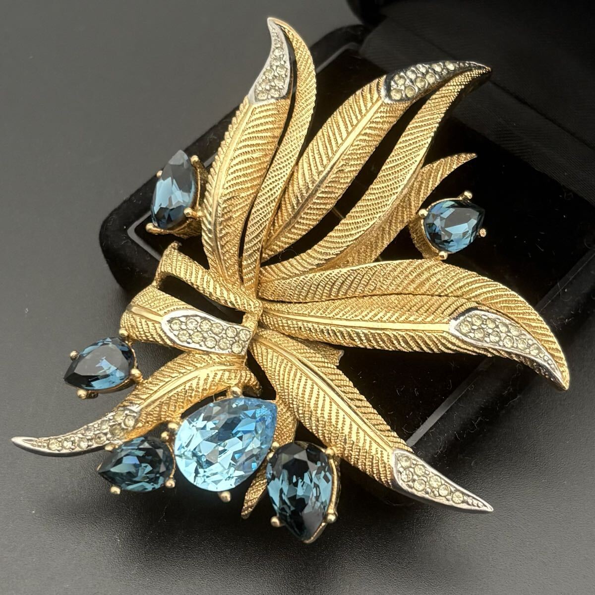 【希少・未使用保管品】Christian Dior クリスチャンディオール ブローチ カラーストーン ラインストーン 大ぶり リーフ モチーフ ゴールド拍卖