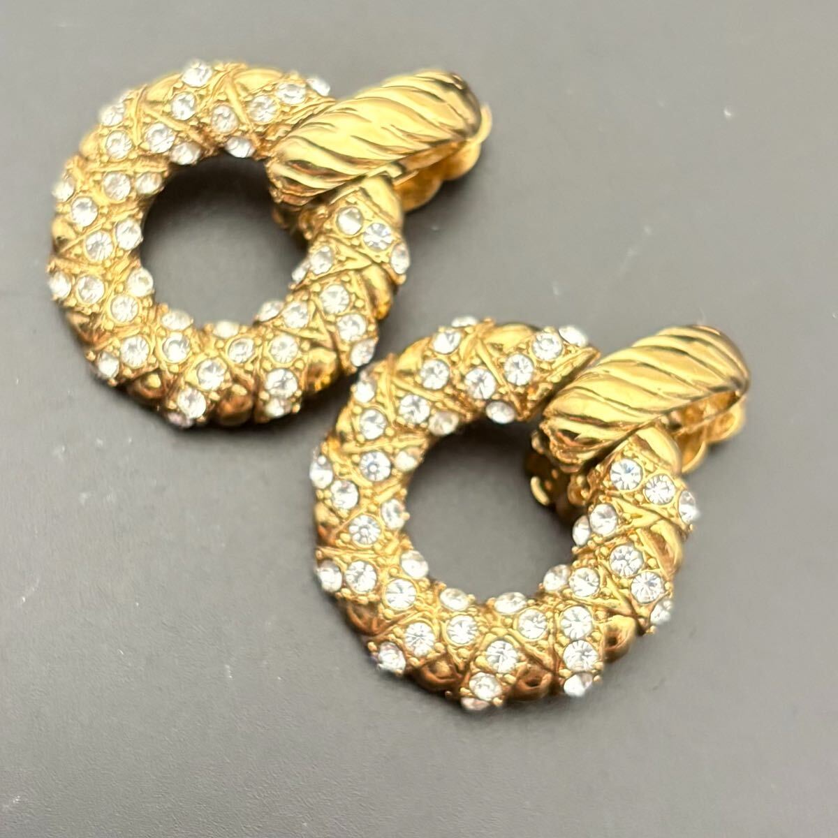 【希少・未使用保管品】Yves Saint Laurent イヴサンローラン イヤリング ラインストーン ゴールド スイング コスチュームジュエリー拍卖
