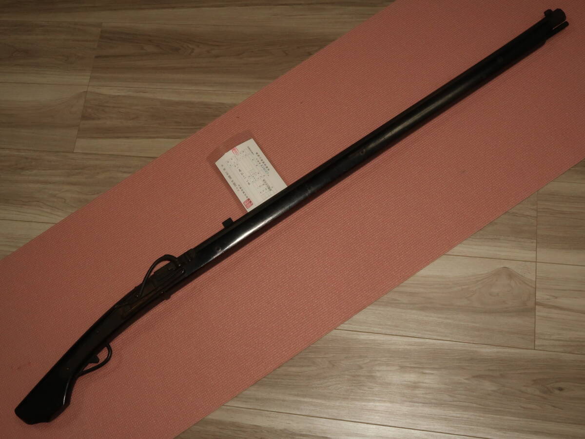 古式火縄銃.軍用筒.川崎孫三□□房.カラクリ作動.黒塗銃床.全長124.8銃身91.0口径1.4㎝/約4㌔.拵刀剣刀装具鎧甲冑武具.売切り拍卖