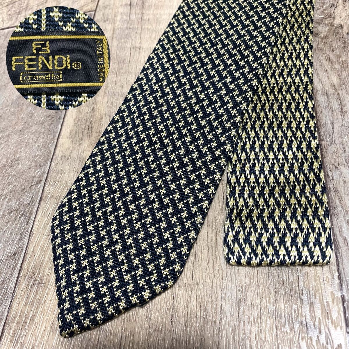 高級 美品 FENDI フェンディ ネクタイ 総柄 刺繍 幾何学柄 FF柄 シルク100% 黒 ブラック イエロー ゴールド ビジネス メンズ イタリア製拍卖