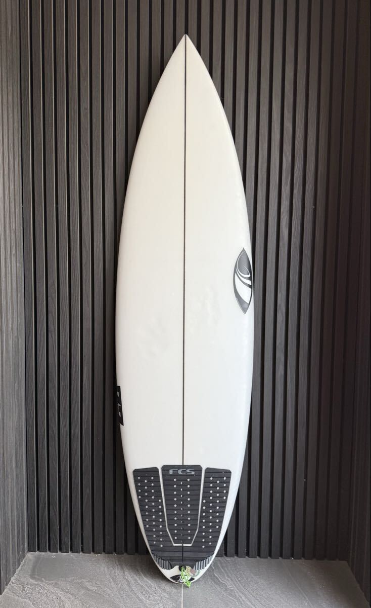 【数回使用のみ】SHARP EYE #77 5’10” 27.2L FCSII ラウンドテール シャープアイサーフボード拍卖