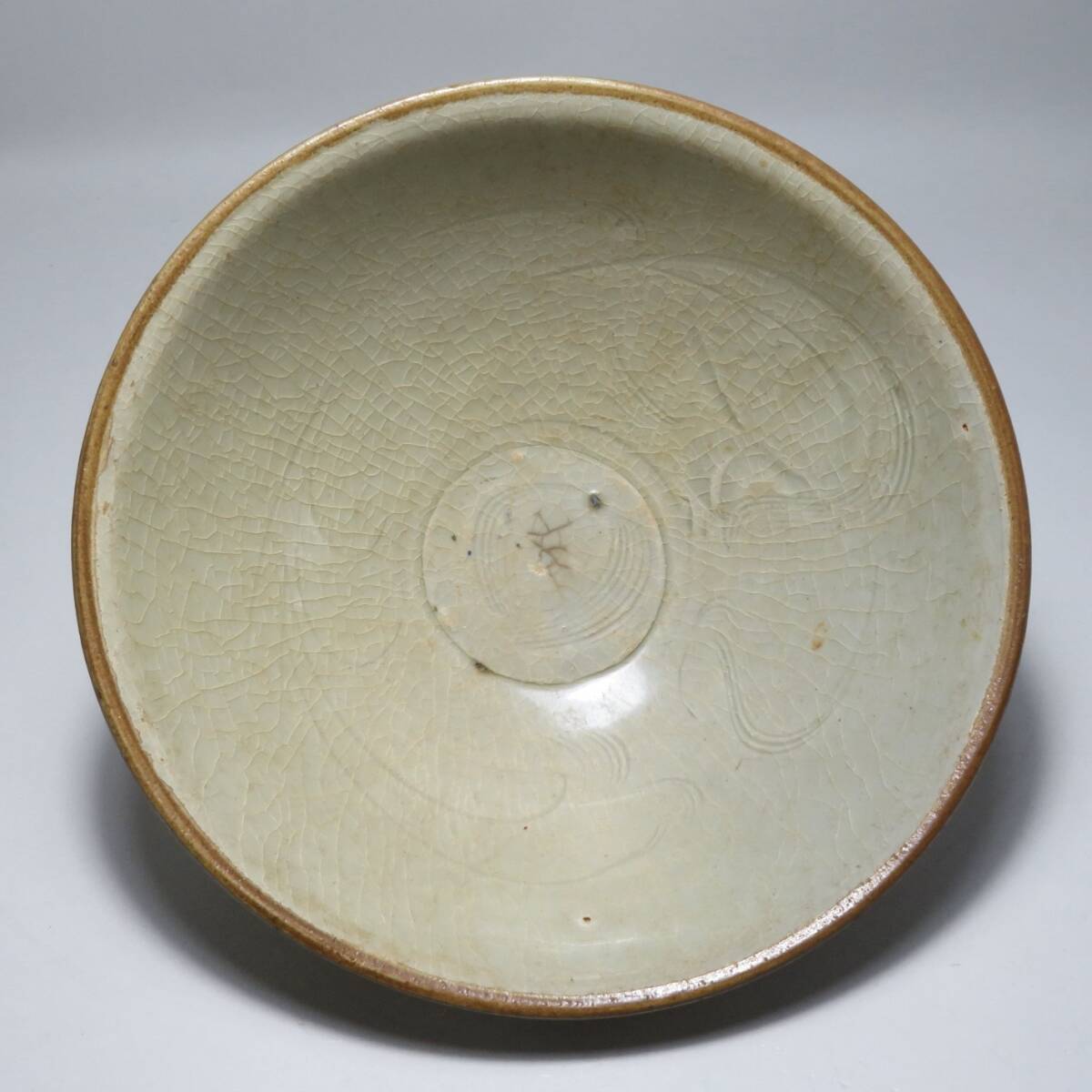 中国美術 宋代 影青釉 刻花冰裂紋斗笠碗 時代物 拍卖