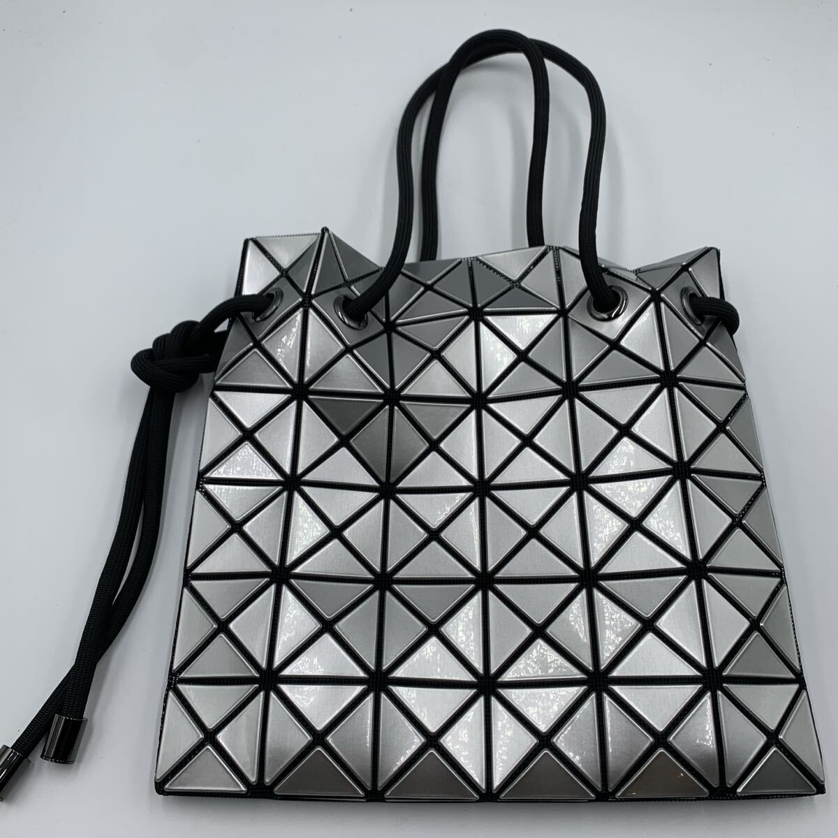 ISSEY MIYAKE BAOBAO バオバオ イッセイミヤケ 巾着 ショルダーバッグ シルバー BB23AG531 拍卖