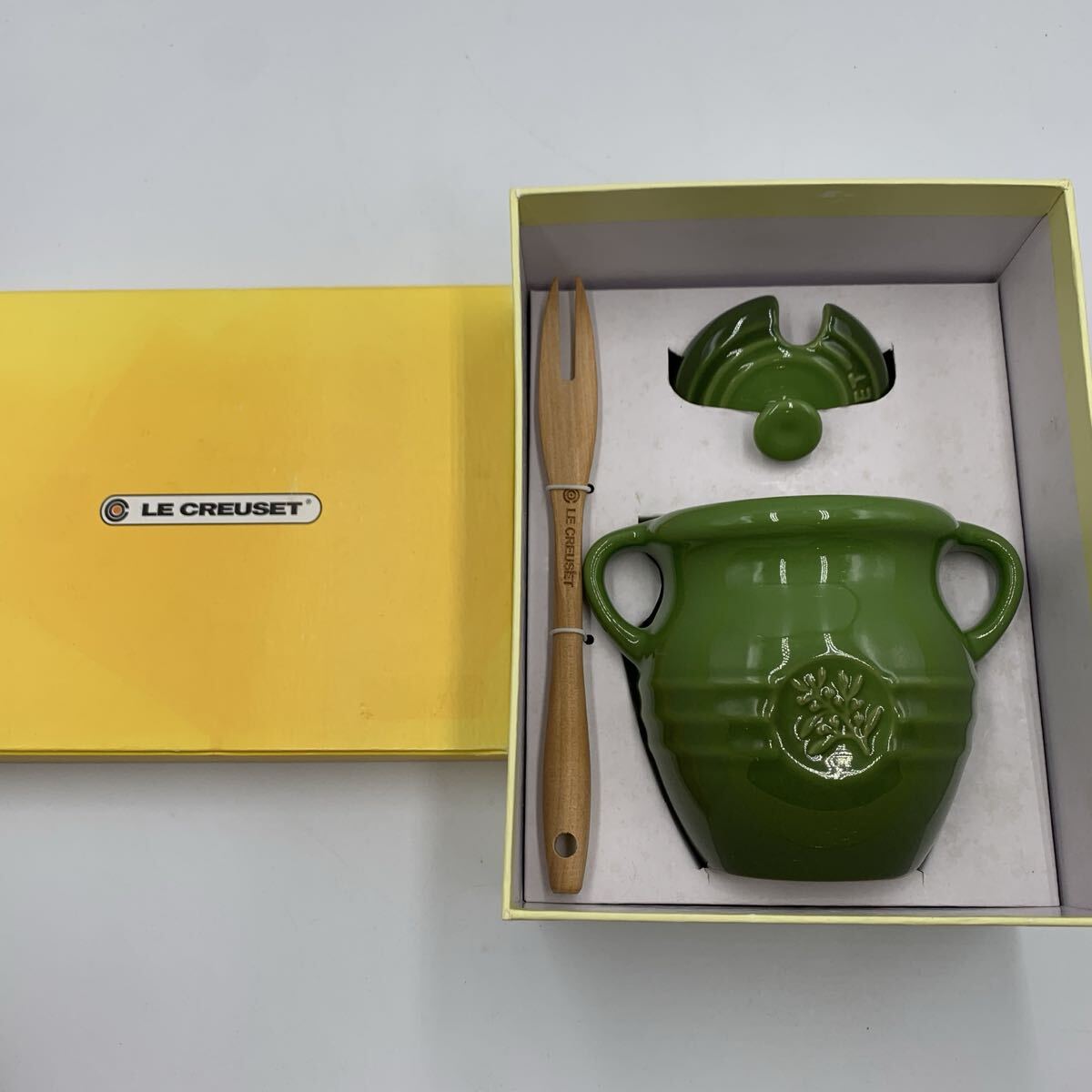 未使用 LE CREUSET ルクルーゼ オリーブジャー ウッドフォーク付き ストーンウェア グリーン 保存容器 フードコンテナ キャニスター 箱付き拍卖