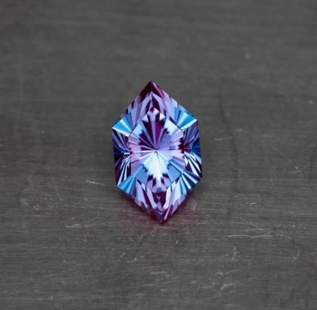 アレキサンドライト ルース 2週間以上かかる 認定15 Ct+天然アレクサンドライト カラーチェンジ ファンシーカットルースジェムストーン 拍卖