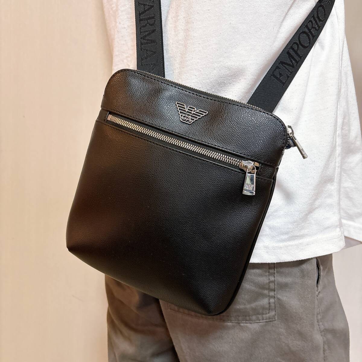未使用級☆現行 EMPORIO ARMANI エンポリオ アルマーニ レザー ショルダーバッグ メンズ 革 サフィアーノ イーグルロゴ金具 黒拍卖