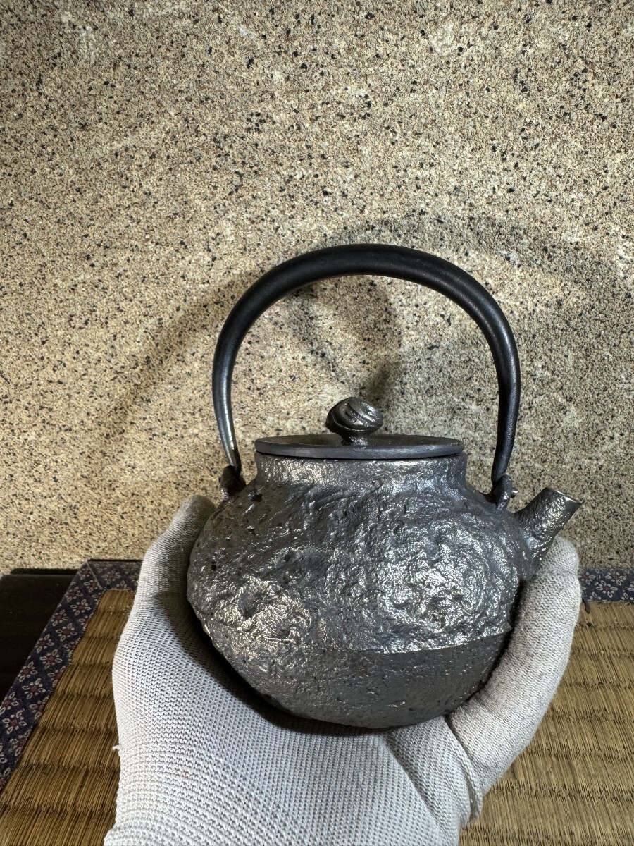 小振り 純砂鉄 日本製 荒井幹雄 新作 純砂鉄保証 荒肌 岩肌 砲口 未使用 鉄瓶 煎茶道具 釜師 南部鉄瓶 検索用語(小泉仁左衛門 鈴木盛久)拍卖