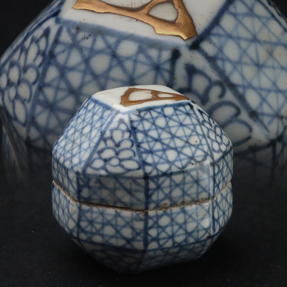 FF670 時代 古染付 格子文 八角 香合 幅5.7cm 木箱・明青花格子花紋八方香盒・蓋物 中国古玩 唐物 古美術拍卖