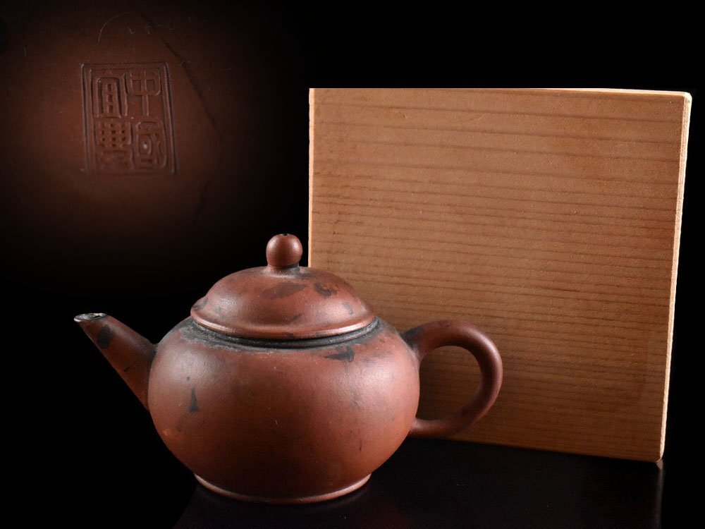 【雲】某収集家委託品 中国古玩 唐物 中国宜興 朱泥急須 高さ6cm 箱付 古美術品(煎茶壷茶心壷紫砂段泥)DY2908 OTg5h2c拍卖