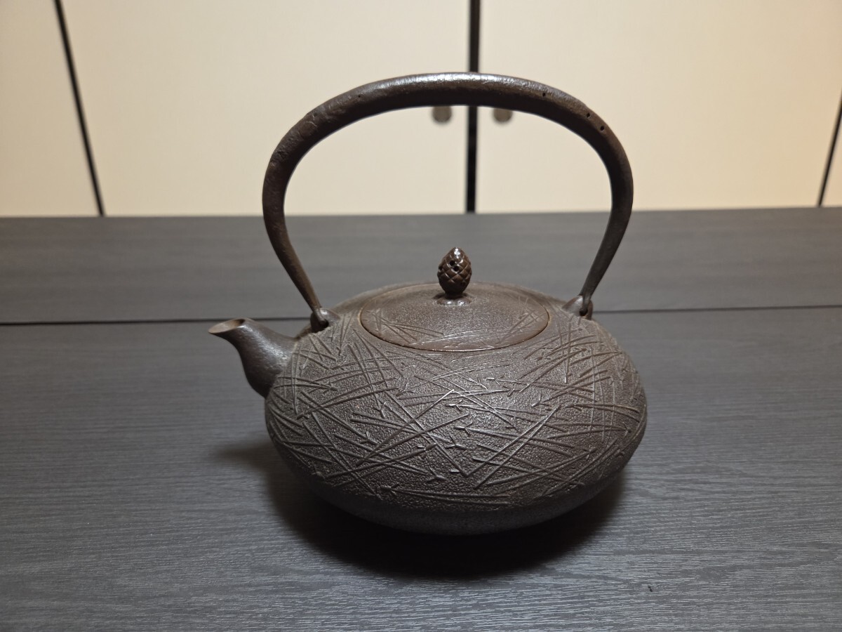 鈴木盛久 松葉紋布団形鉄瓶 箱あり 鉄瓶 茶道具 煎茶道具 骨董品拍卖