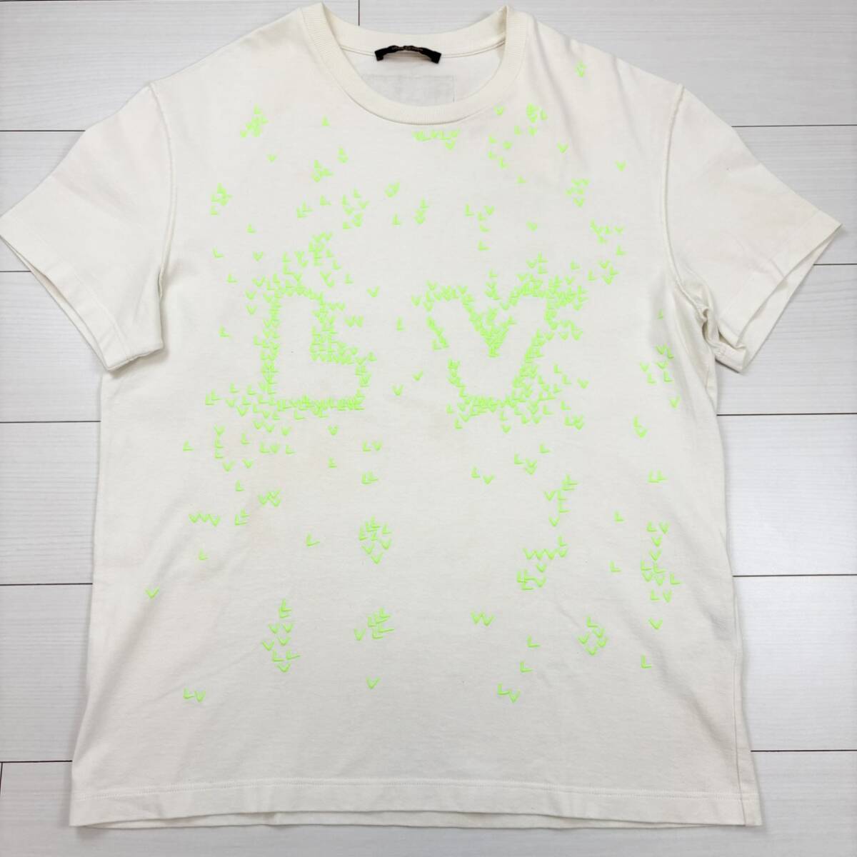 25『美品・現行タグ』 LOUIS VUITTON ヴィトン メンズ Tシャツ LV スプレッド エンブロイダリー ロゴ刺繍 ホワイト インサイドアウト L拍卖