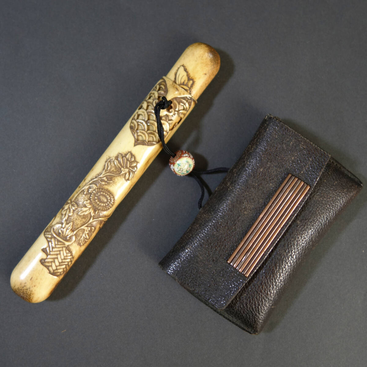 【 菊花蝶青海波文様 煙管筒 煙草入 古骨彫刻 】 喫煙具 煙管 煙管筒 煙草入 骨董 古美術 Ea25050902拍卖