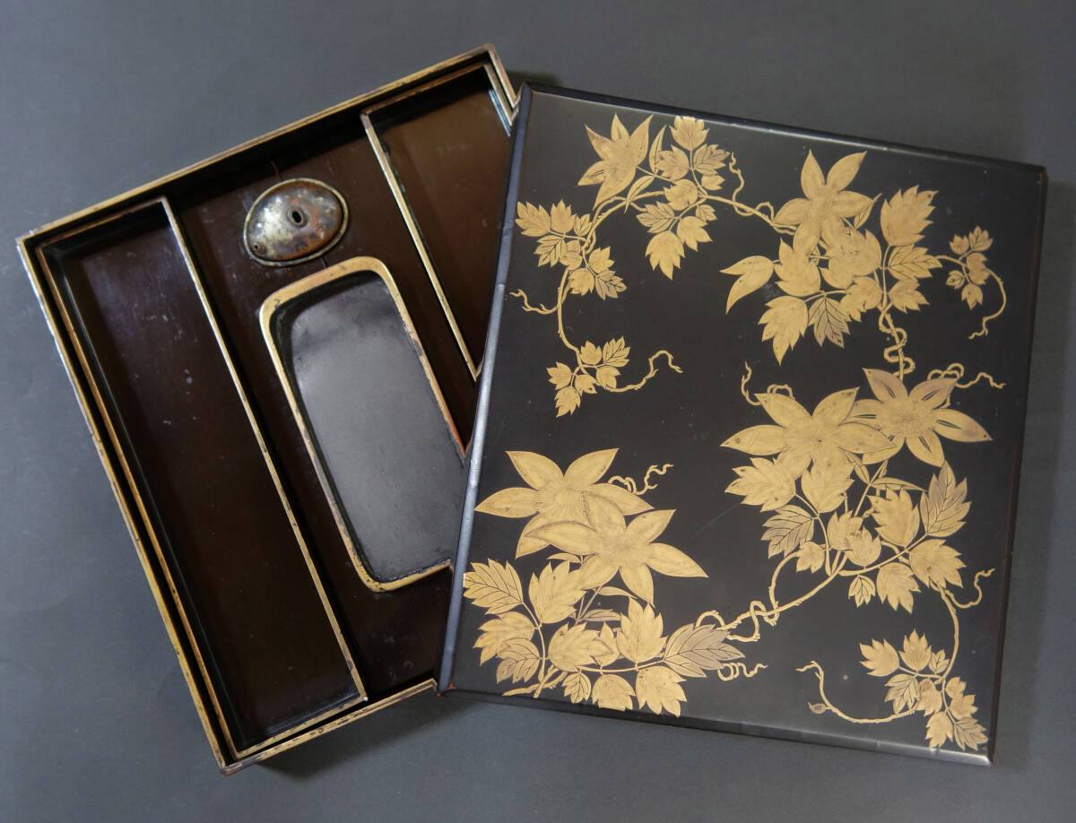 【 鉄線花文様 蒔絵 硯箱 】(硯、水滴付き) 漆器 蒔絵 硯箱 書道具 骨董 古美術 アンティーク Ea25061201拍卖