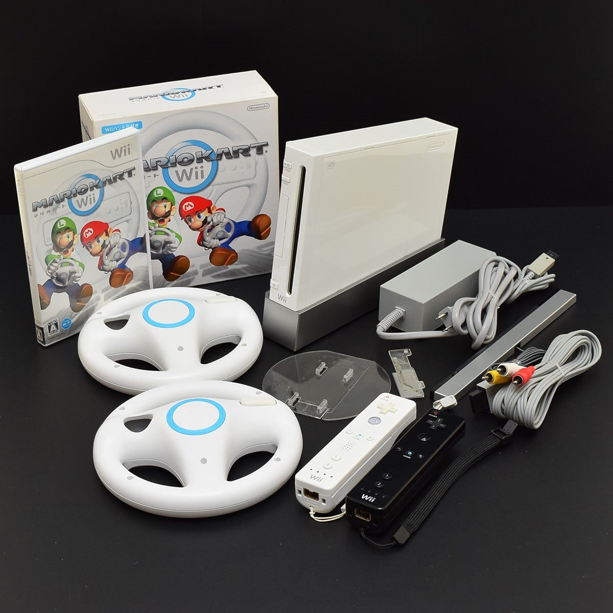 ▽592654 【すぐ遊べる】Nintendo ニンテンドー 任天堂 Wii 本体+マリオカートセット RVL-001 ハンドル2個 リモコン2個 動作確認済 シロ拍卖