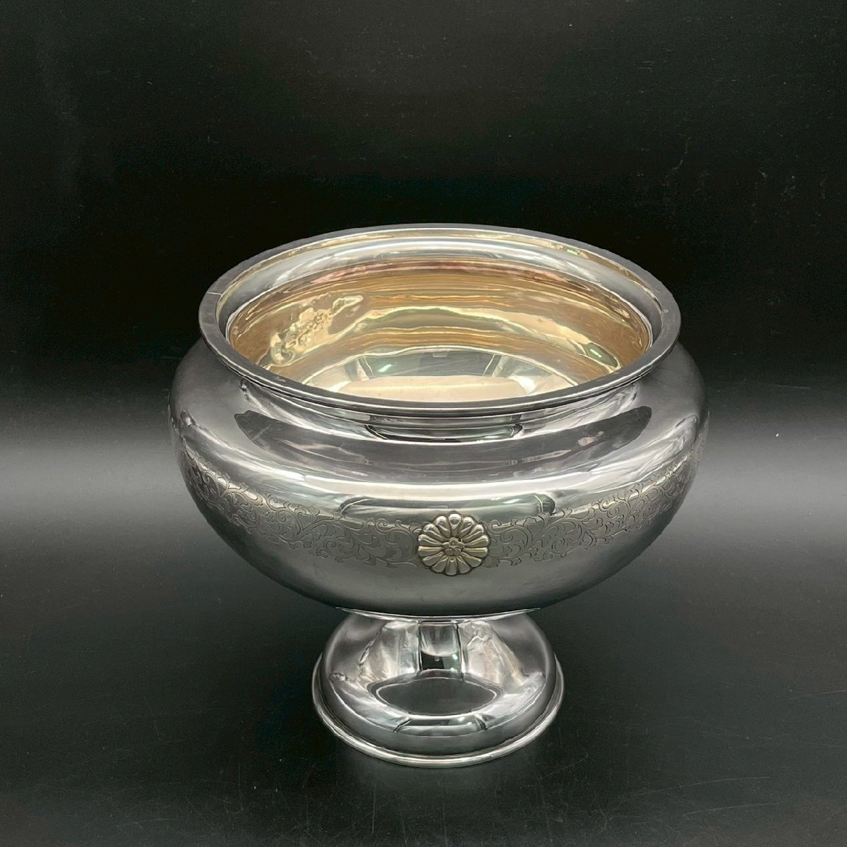 CV0502-14-3 銀杯 菊 紋章 ボウル 純銀 銀製 伝統 工芸 骨董品 置物 インテリア H21.5㎝ 口径19㎝ 重量1360g 内側キズ有り 100サイズ拍卖