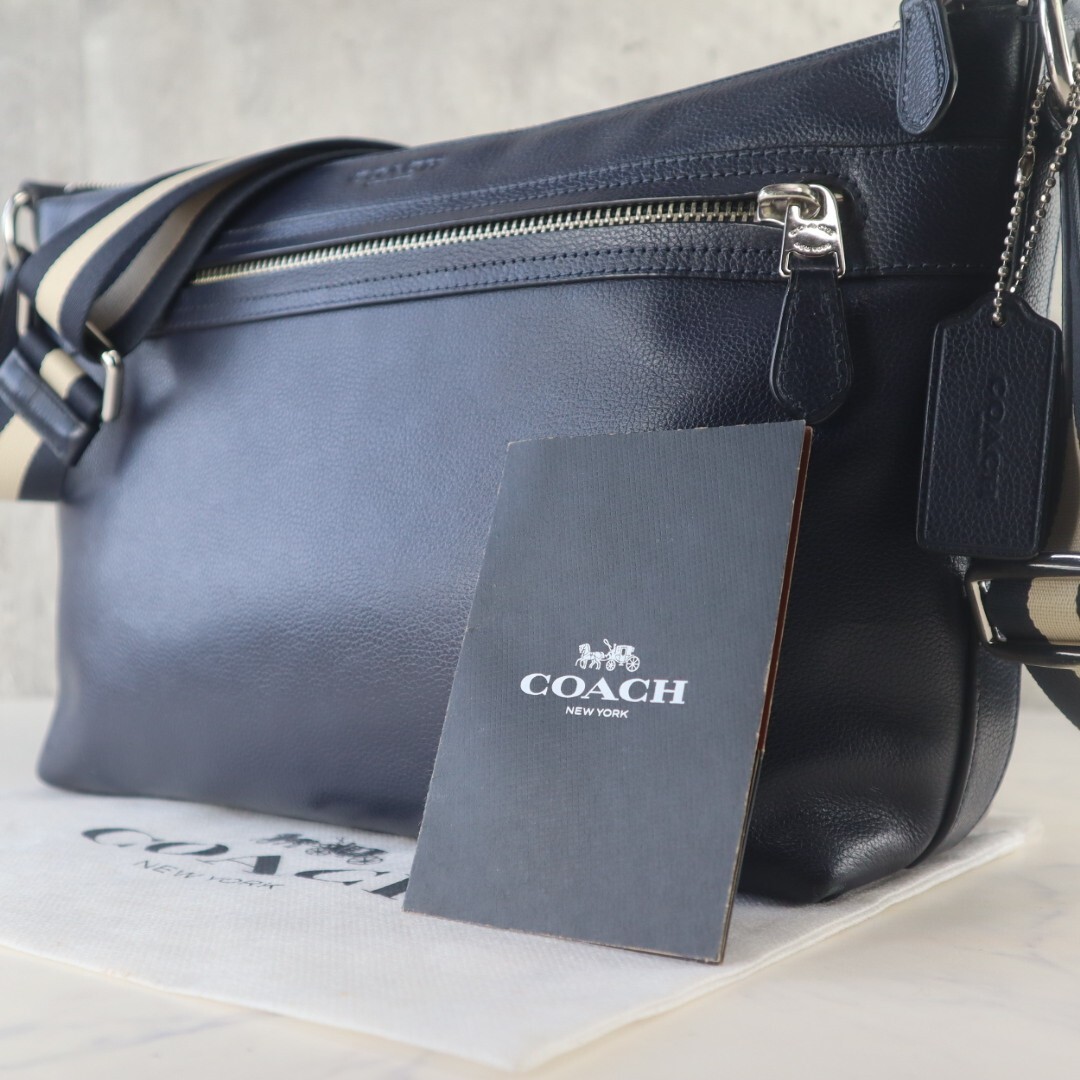美品 コーチ COACH メンズ ショルダーバッグ ヘリテージ ストライプ バック メッセンジャー 斜め掛け シボ革 紺 ビジネス クロワッサン拍卖