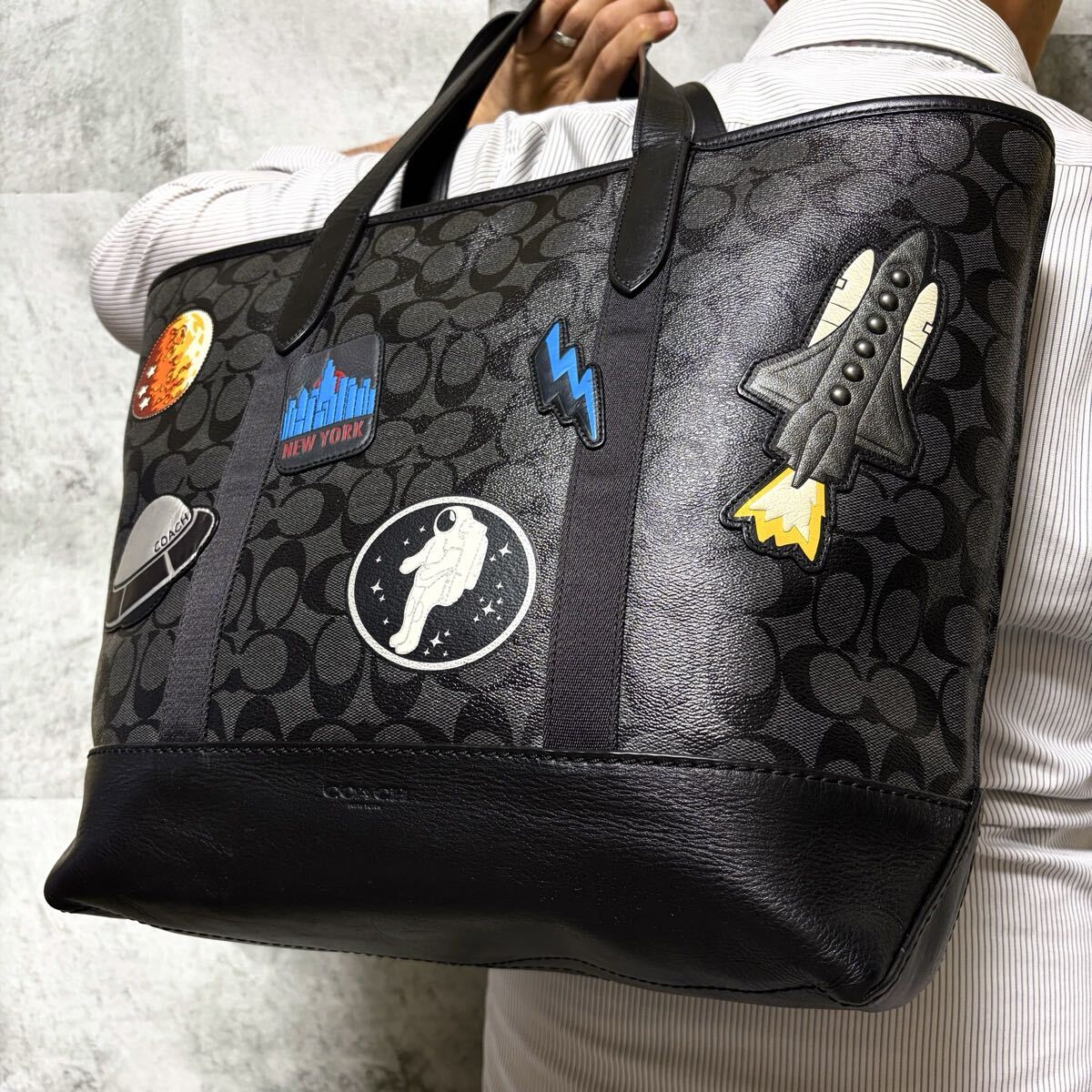 超希少/入手困難◎ COACH コーチ NASAコラボ メンズ A4収納 ビジネス トートバッグ スペースパッチ ワッペン シグネチャー 肩掛け 大容量 拍卖