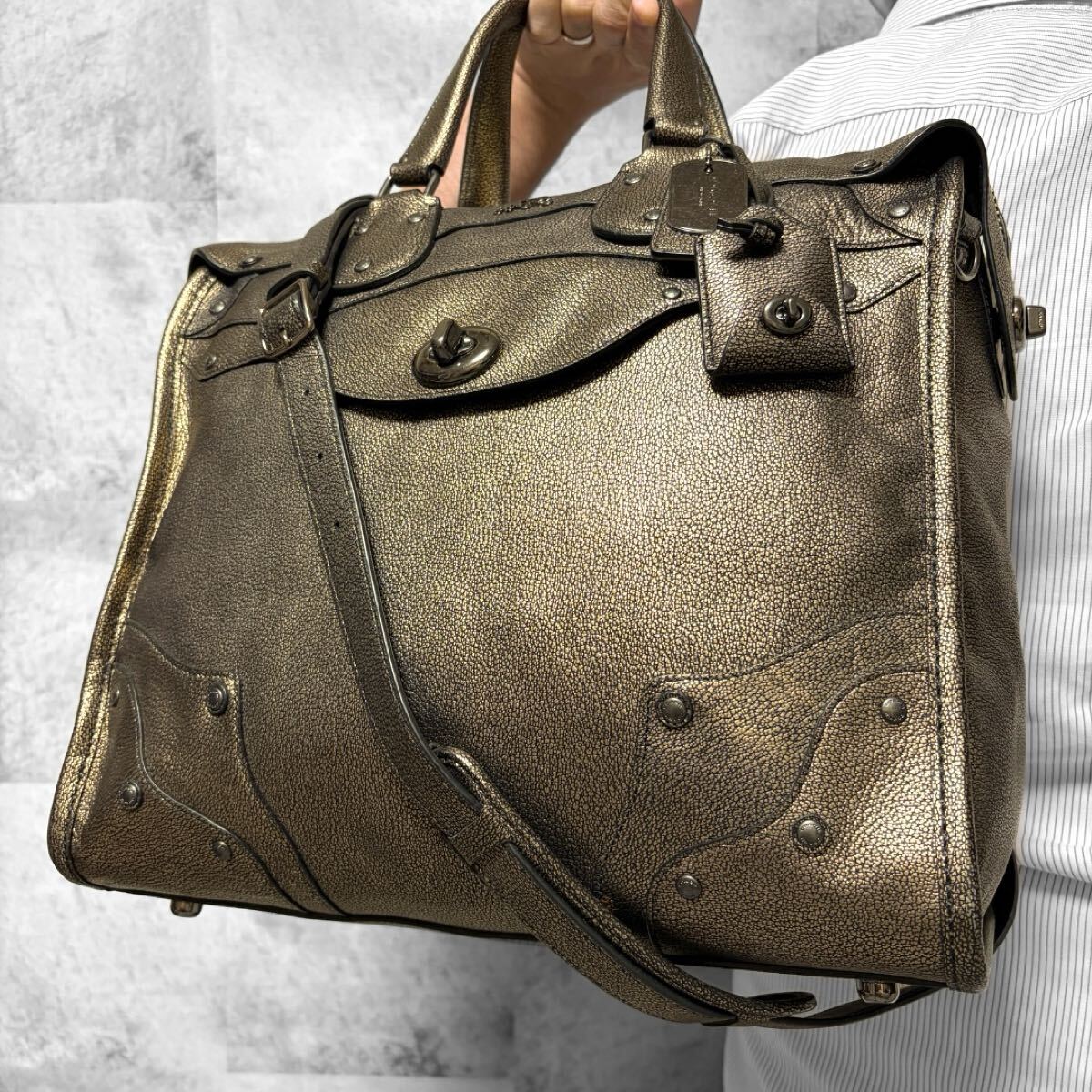美品/希少カラー◎ コーチ COACH メンズ A4収納 ビジネス 2way トートバッグ メタリックゴールド ロゴ金具 ターンロック レザー 本革拍卖