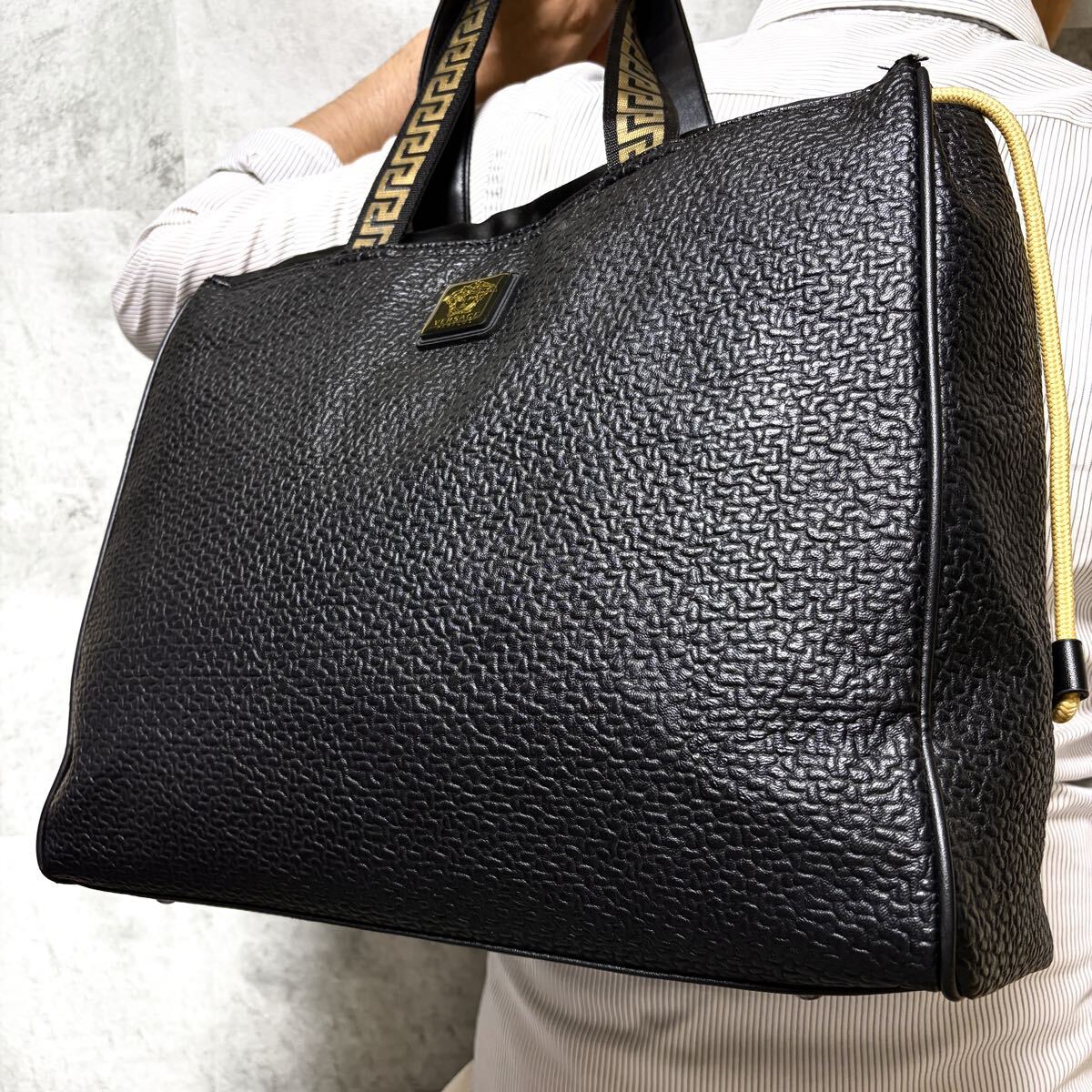 希少/A4収納◎ ヴェルサーチ VERSACE メンズ 大容量 トートバッグ エンボス加工 グレカ ロゴ金具 肩掛け ビジネス 黒 ブラック 入手困難◎拍卖
