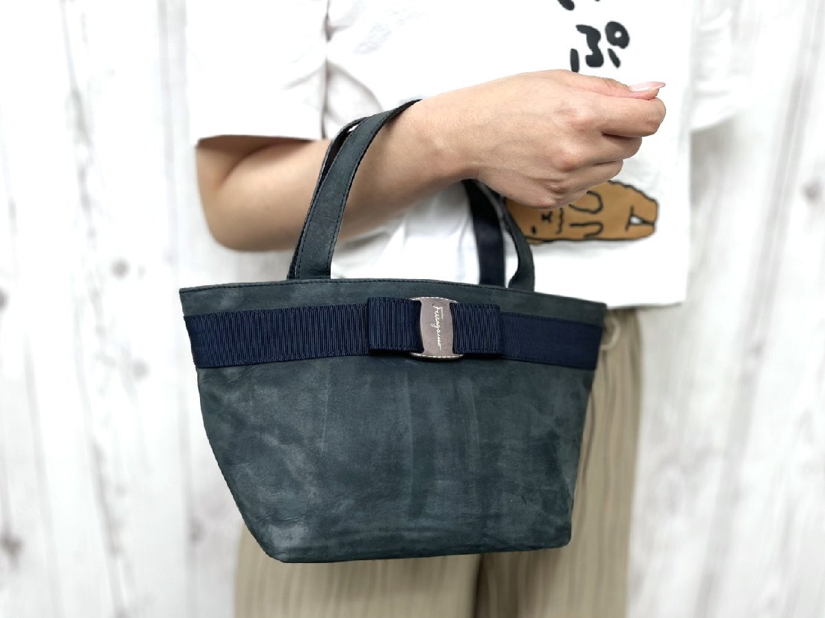 美品 Ferragamo フェラガモ ヴァラリボン ハンドバッグ バッグ スエード×ナイロンキャンバス 紺 101600拍卖