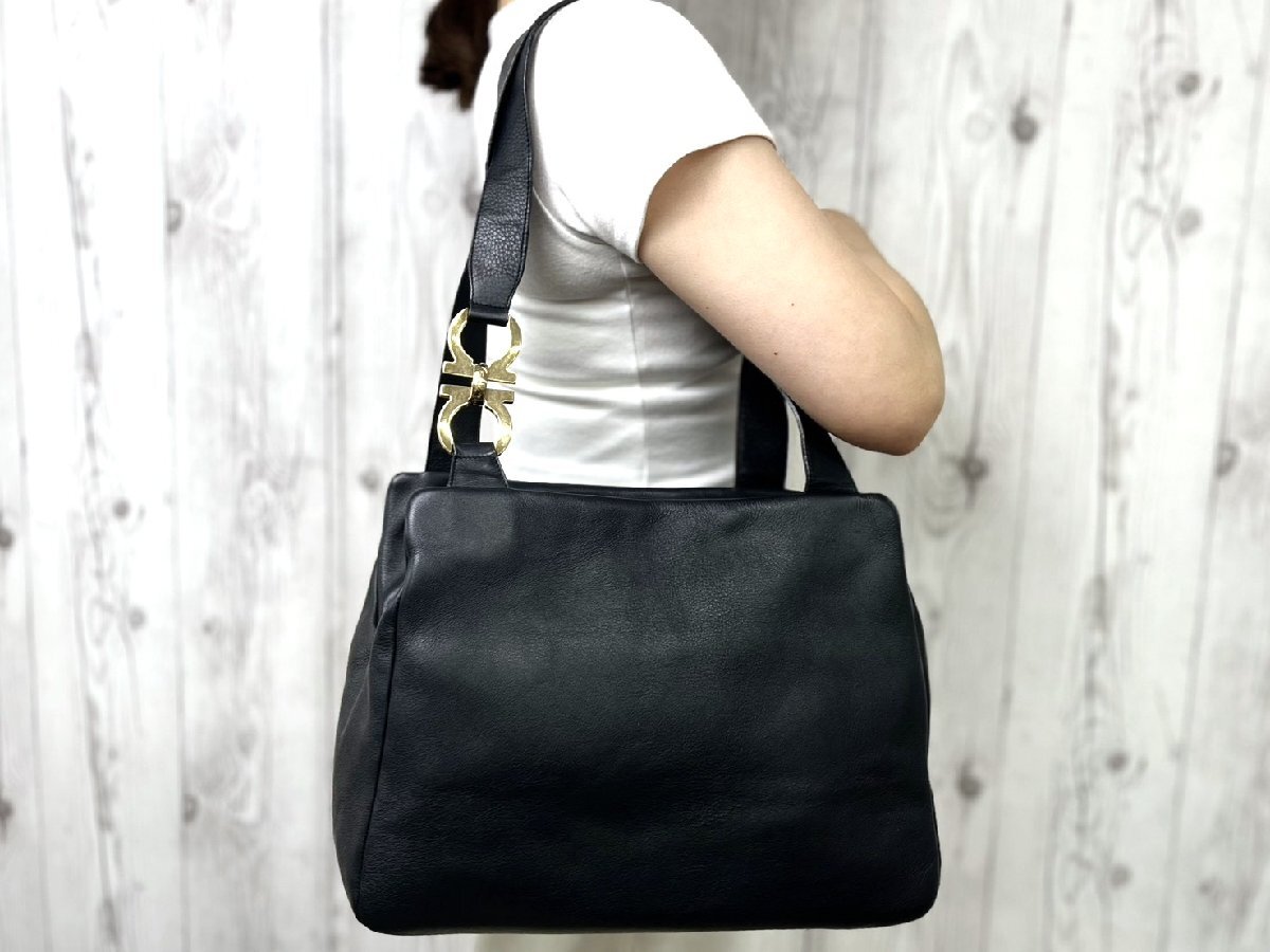 極美品 Ferragamo フェラガモ ダブルガンチーニ ショルダーバッグ バッグ レザー 黒 101597拍卖