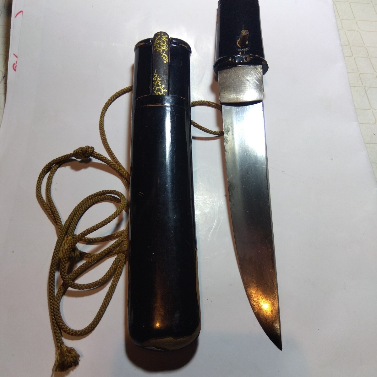 銃刀法の登録不要 無銘 刃長14.2cm短刀(懐剣) 拵付き 刃元巾約2.2cm 刃元重約6mm 全長22.4cm 刀身薄サビ、鞘塗ハゲあり拍卖